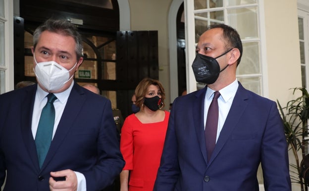 Cosas de politicos 2 Juan Espadas y Alfonso Rodríguez Gómez de Celis el pasado miércoles. Detrás de ellos Susana Díaz. / EP