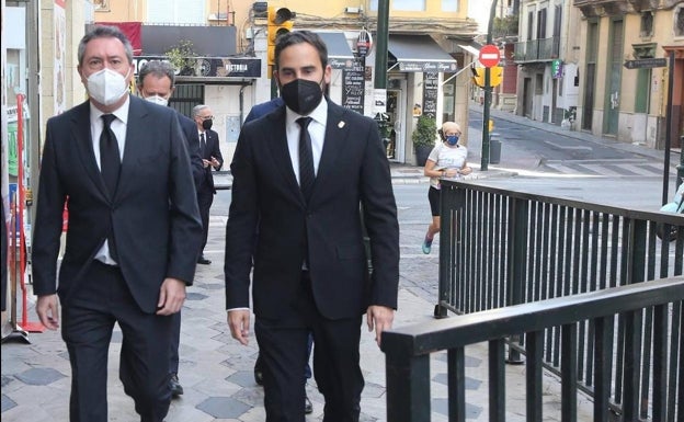 Swords da el paso | Südzeitung 2 Juan Espadas, izquierda, última Semana Santa de Málaga / Sur