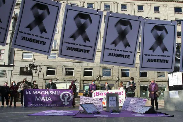 Concentración en la plaza de la Escandalera de Oviedo tras un asesinato machista. José Vallina/