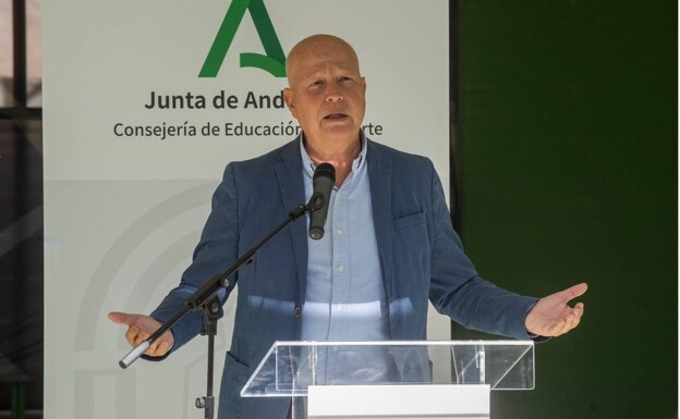 El consejero de Educación y Deportes, Javier Imbroda, en su visita a la ciudad deportiva de Carranque.  / francis silva