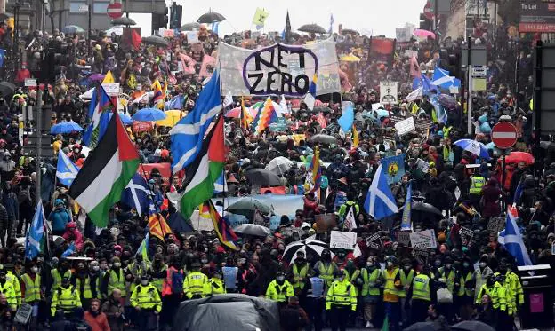 Unas 50.000 personas, según los organizadores, desafiaron a la lluvia y al vendaval en Glasgow, en otra jornada deprotestas, después que losactivistas declararan la COP26 como un «fiasco». afp/