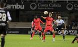 Paulino controla el balón con Sekou detrás durante el partido de Cartagena./AGENCIA LOF