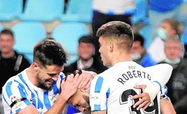 Genaro felicita a Antoñín y Roberto tras el 1-0 a la Real Sociedad B./MARIANO POZO