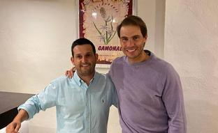 Rafa Nadal, junto con Antonio Romero, uno de los responsables del restaurante El Gamonal./