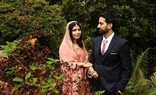 La ganadora del premio Nobel de la Paz, Malala Yousafzai, junto a su marido/REUTERS