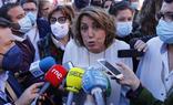 Susana Díaz, atendiendo a los medios./SUR
