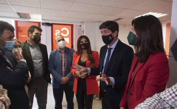 Juan Marín, con dirigentes de su partido en Málaga