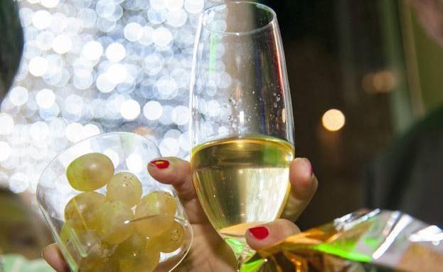 Consejos sobre tablas para cenas y fiestas seguras de Nochevieja