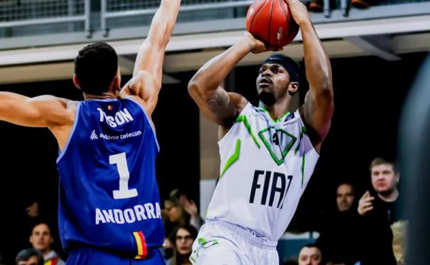 Devin Williams shoots a basket in a match between Tofas and Andorra. 