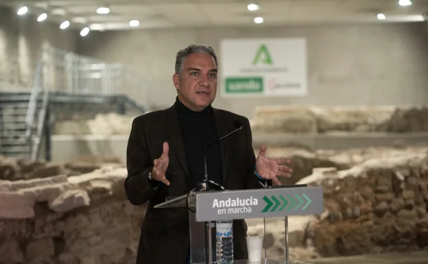 Elías Bendodo se dirige a los medios de comunicación tras visitar los restos arqueológicos de la futura estación de metro de la Avenida de Andalucía. 