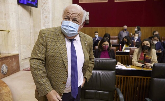 Aguirre sube a la grada bajo la mirada de los parlamentarios socialistas.  / Joaquín Corchero / Europa Press