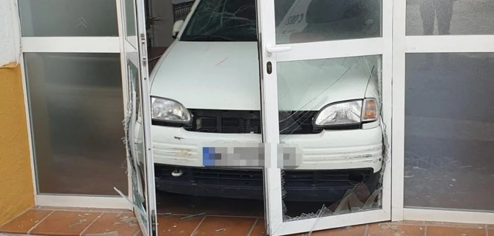 Detenido por empotrar adrede su coche contra el cuartel de la Guardia Civil de Mijas