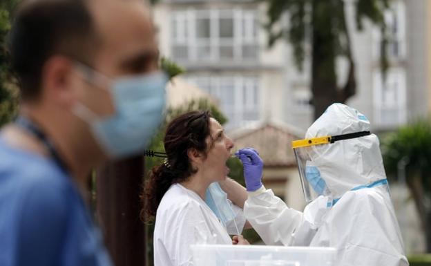 Andalucía reporta 5.209 contagios, 37 fallecidos y su incidencia baja a 601,3 puntos