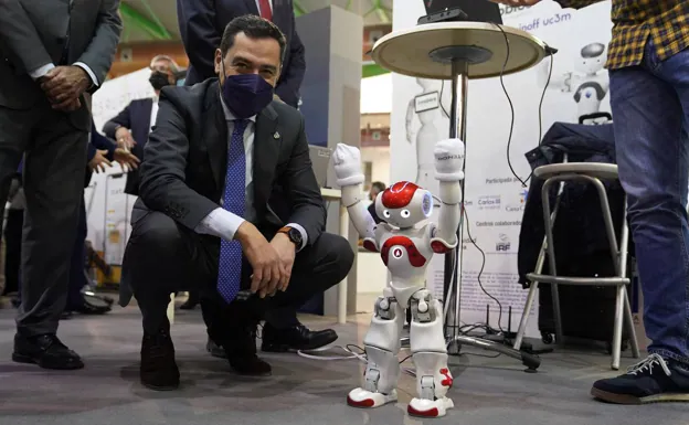 Juanma Moreno, durante su visita este miércoles a la jornada inaugural del foro de fichajes.