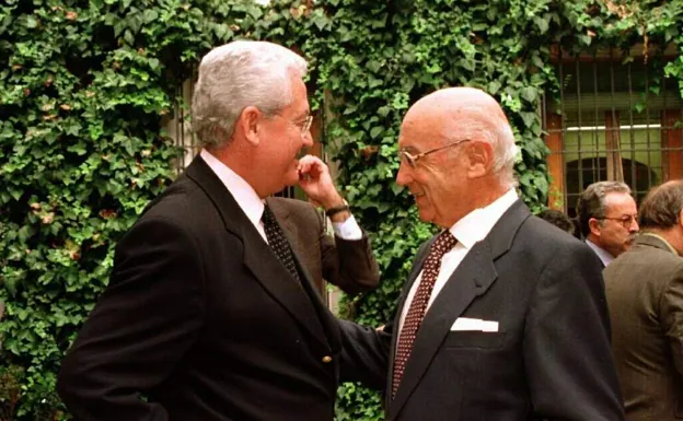 Rafael Escuredo y Clavero Arévalo, en una imagen de 1998. /OLGA LABRADOR / EFE