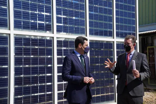 El presidente de Andalucía, Juanma Moreno, durante su visita a un centro de pruebas de hidrógeno verde.  Sur