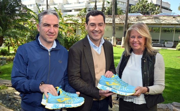 Bendodo, Moreno y Muñoz con zapatillas de la marca Marbella.
