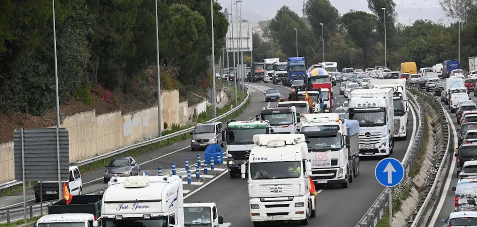 La marcha en defensa del transporte colapsa la A7 a la altura de Marbella