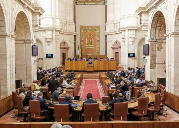 Un momento del Pleno celebrado ayer en el Parlamento de Andalucía.  Sur