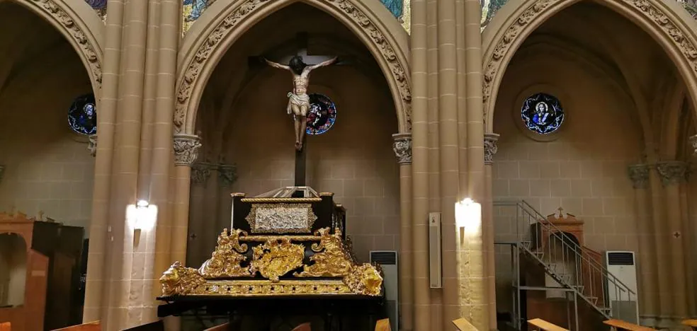 El Cristo de la Clemencia luce en su trono para salir este sábado desde la iglesia de los jesuitas de Málaga