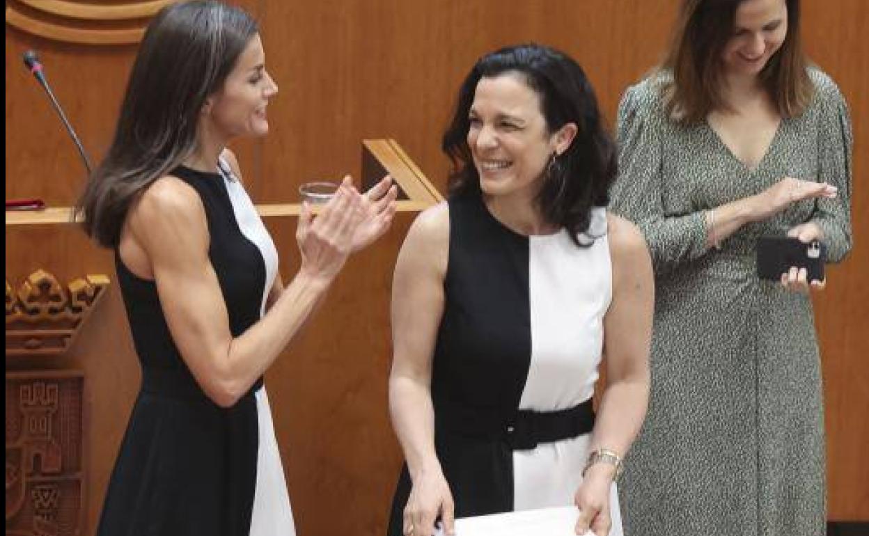 Cuantos Vestidos Tiene La Reina Letizia La Reina Letizia luce el mismo vestido de menos de 50 euros que una  premiada en un acto en Mérida | Diario Sur