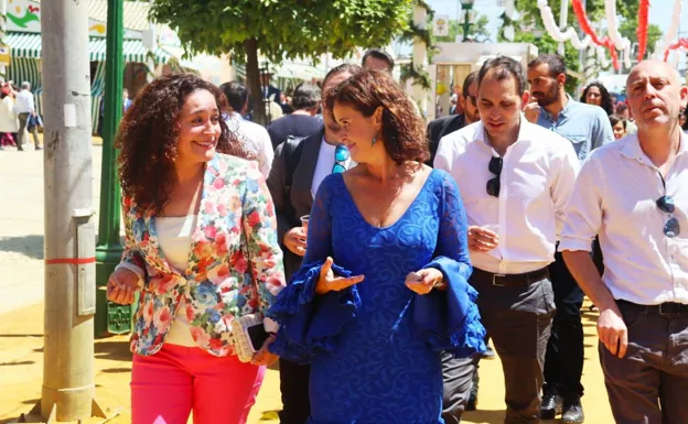 La candidata de Por Andalucía, Inmaculada Nieto, junto a la presidenta de Más País Andalucía, Esperanza Gómez, en la última feria de Sevilla. 