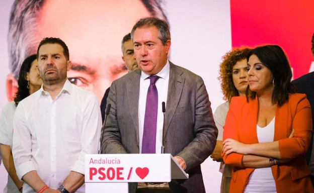 El líder del PSOE andaluz durante su comparecencia la noche de las elecciones tras conocerse los resultados.  sur