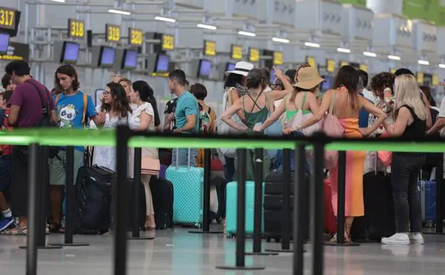 Colas para facturar el equipaje ayer en el aeropuerto de Málaga. /Salvador Salas