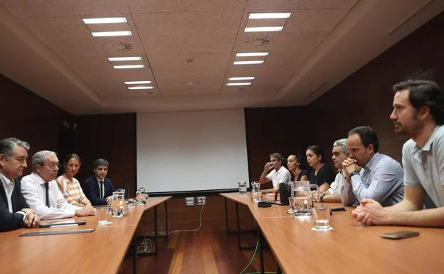 Rogelio Velasco y Antonio Sanz en la reunión de ayer con los representantes de los trabajadores de Abengoa.  /EP