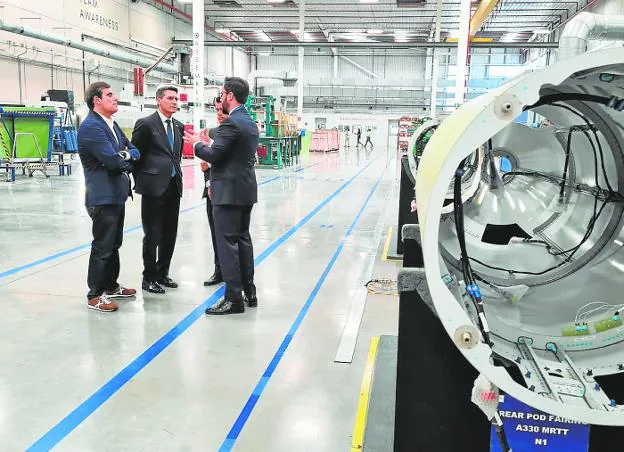 El delegado del Gobierno central en Andalucía, Pedro Fernández, durante su visita ayer a Sofitec.  sur