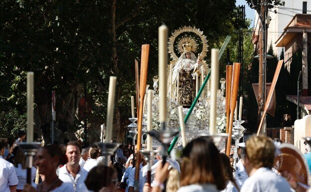 La titular de la hermandad de Pedregalejo pisó la avenida Juan Sebastián Elcano con la marcha 'María Santísima de las Penas', de Pantión. 