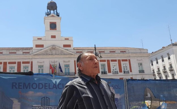 Carrete, recién llegado a Madrid, posa en la Puerta del Sol. 
