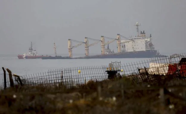 Dos barcos colisionan levemente durante maniobras en la Bahía de Algeciras