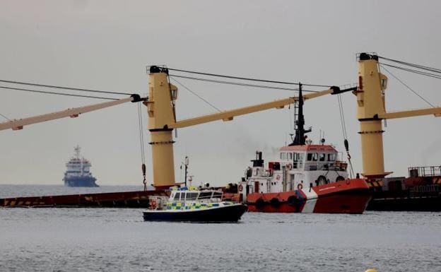 El barco medio hundido frente a la bahía de Algeciras. 