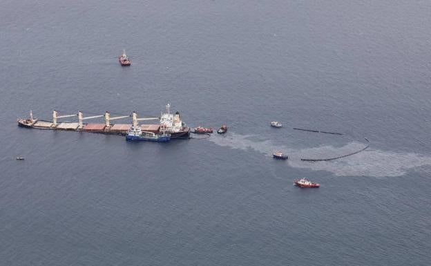 El 80% de la carga de diésel del barco semihundido se bombea frente a las costas de Gibraltar
