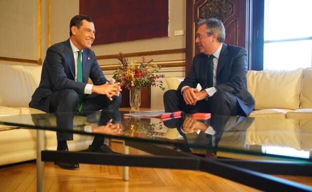 El presidente de Andalucía, Juanma Moreno, con el líder del PSOE-A, Juan Espadas.