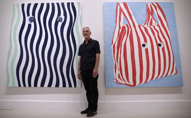James Rielly posa frente a dos de sus obras en el Centro de Arte Contemporáneo. 