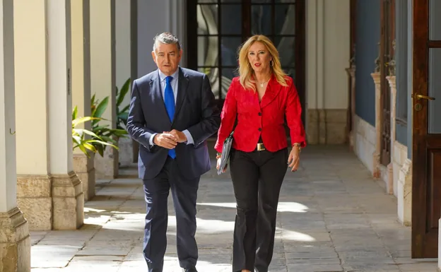 El Ministro de Presidencia, Antonio Sanz, y la Ministra de Economía, Carolina España.