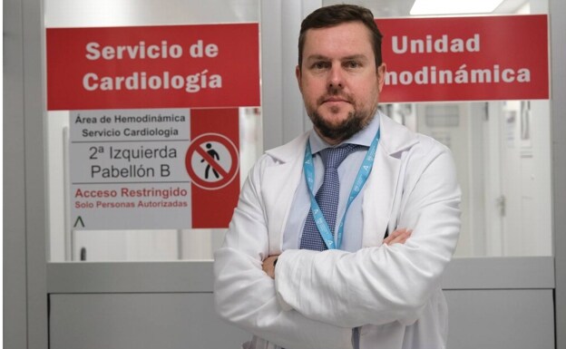 Cristóbal Urbano, delante de la puerta de la unidad de hemodinámica. /FRANCIS SILVA