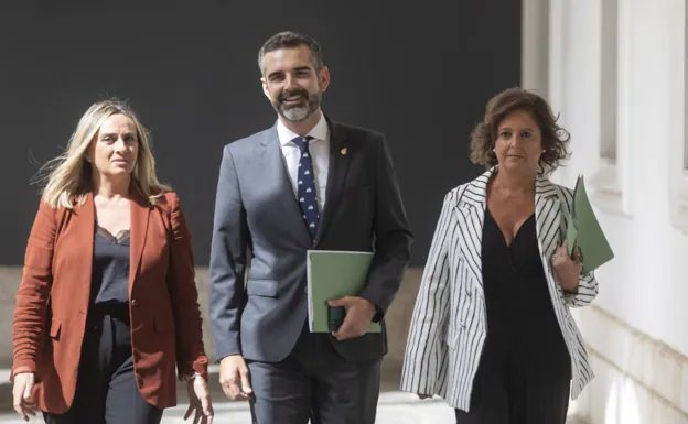 El Portavoz de la Junta de Andalucía, Ramón Fernández-Pacheco, con las Ministras de Sanidad y Consumo, Catalina García, y la Ministra de Fomento, Marifran Carazo. 