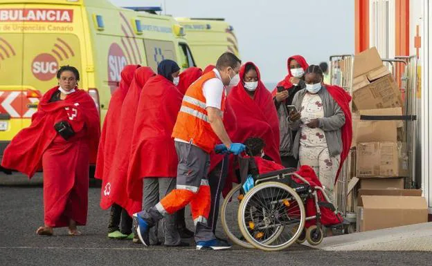 Más de un centenar de migrantes llegaron también este miércoles a Lanzarote. 