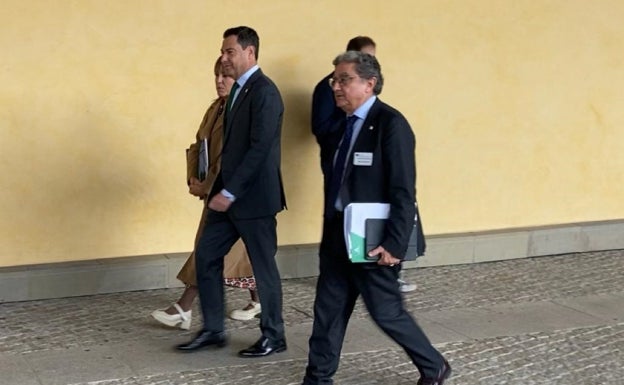 Juanma Moreno advierte de que la directiva de arrastre podría dar un vuelco al sector en Andalucía