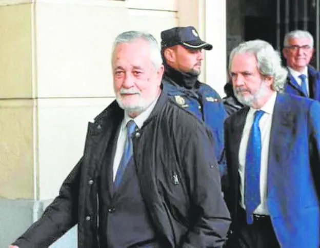 El expresidente de la junta socialista José Antonio Griñán a las puertas de la corte de Sevilla.  sur