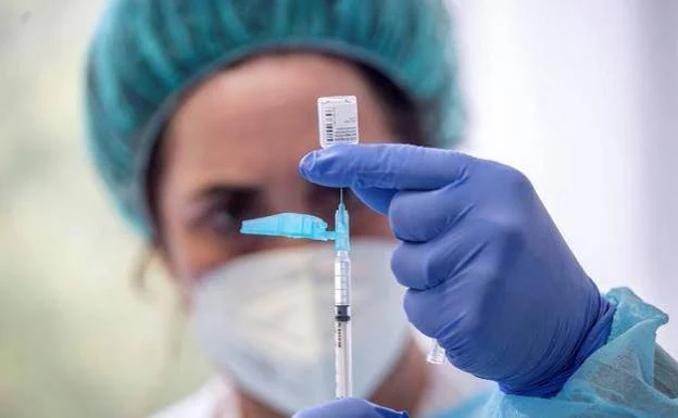 Foto de archivo de una enfermera preparando una dosis de la vacuna Covid. 
