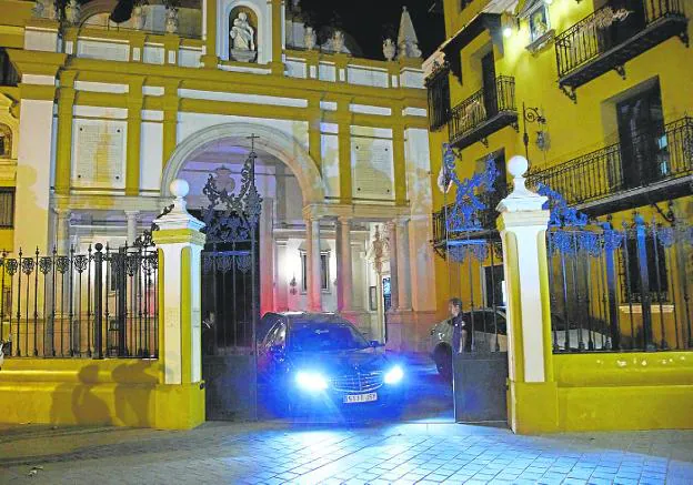 Salida desde la Macarena de los restos de Queipo de Llano en coche fúnebre. 