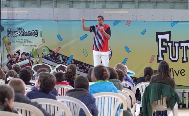 Roberto Santiago, ante los 1.300 niños hinchas de Los Futbolísimos que llenaron la Caja Mágica. 