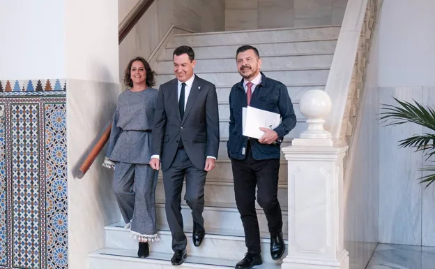 Juanma Moreno, con la ministra de Sanidad, Catalina García, y el presidente del PP, Toni Martín. 