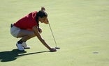 Cayetana Fernández coloca una bola cerca del hoyo./Josele