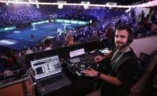 DJ Mike Sierra, junto a su mesa de mezclas en un antepalco del Martín Carpena durante esta Copa Davis./MIGUE FERNÁNDEZ