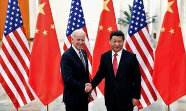 El presidente de EE UU, Joe Biden (izq.), y el presidente de China, Xi Jinping, en una imagen de archivo./REUTERS